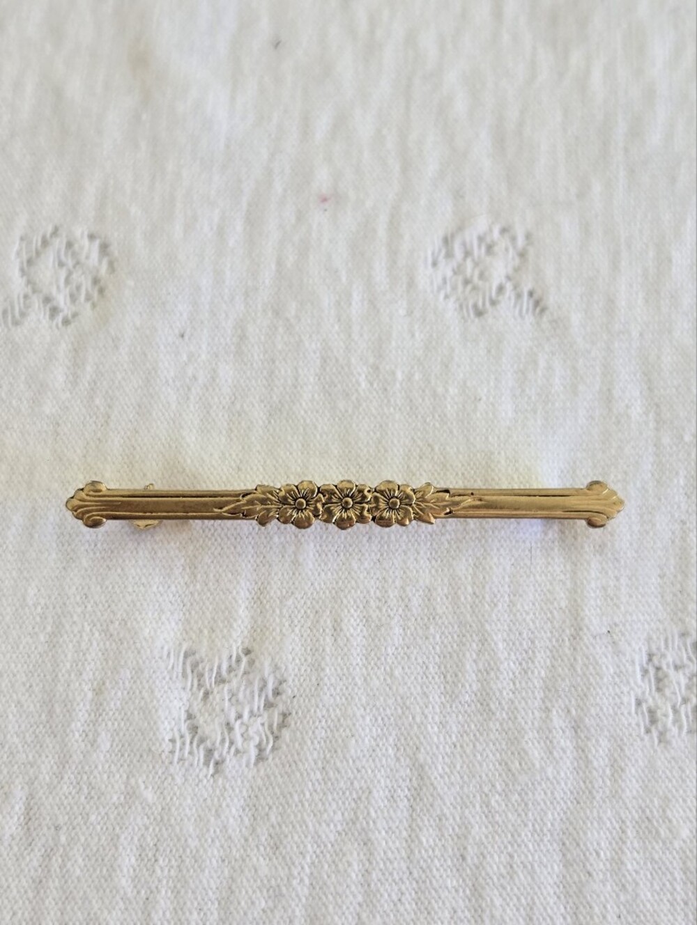Vintage Classic Gold Floral Bar Pin - Elegant Women's Brooch